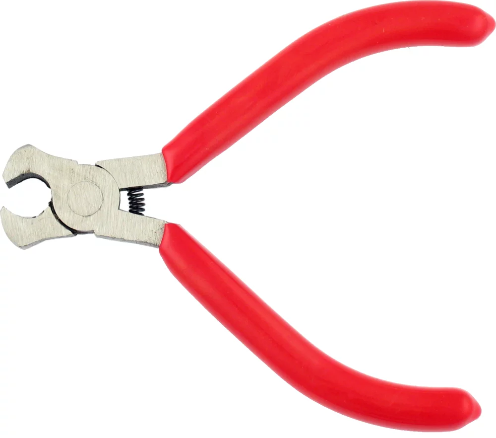 • Articulación entrepasada<br>
• Superficie pavonada<br>
• Mango con recubrimiento protector