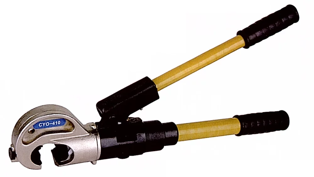 • Prensaterminales hidráulico universal.<br> • Prensado tipo hexagonal.<br> • Para todo tipo de terminales y conectores. <br> • Con bomba hidráulica manual incorporada y cabeza giratoria 180º.<br>
• Caja de transporte y matricería completa incluida.<br>
• Peso total: 14 Kgs.