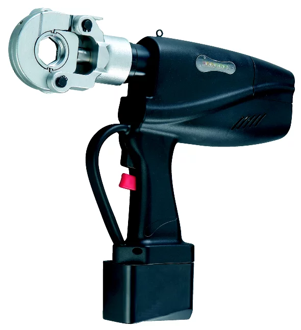 • Prensaterminales electro-hidráulico para todo tipo de prensados, terminales y conectores.<br>
• Tipo de prensado hexagonal.<br>
• Cabeza giratoria 360º.<br>
• Parada de motor rápida.<br>
• Fuerza de trabajo: 60Kn.<br>
• Incluye matricería completa de 16-300mm² Cu,<br> cargador, 2 baterías y caja de transporte.<br>
• Con indicador de carga de batería.	          

