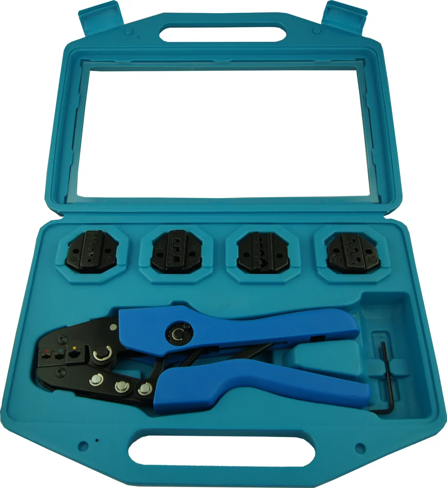 • Maletín completo con máquina crimpadora  de carraca y 5 juegos de matrices de diferentes prensados.
<BR>
Contenido:<br>
• Matrices para terminales/conectores aislados	0,5-6,0 mm².<br> 
• Matrices para terminales desnudos	1,5-6,0 mm².<br>
• Matrices para terminales tipo faston	1,0-4,0 mm².<br>
• Matrices para punteras huecas	1,0-6,0 mm².<br>
• Matrices para punteras huecas	6,0-16,0 mm².