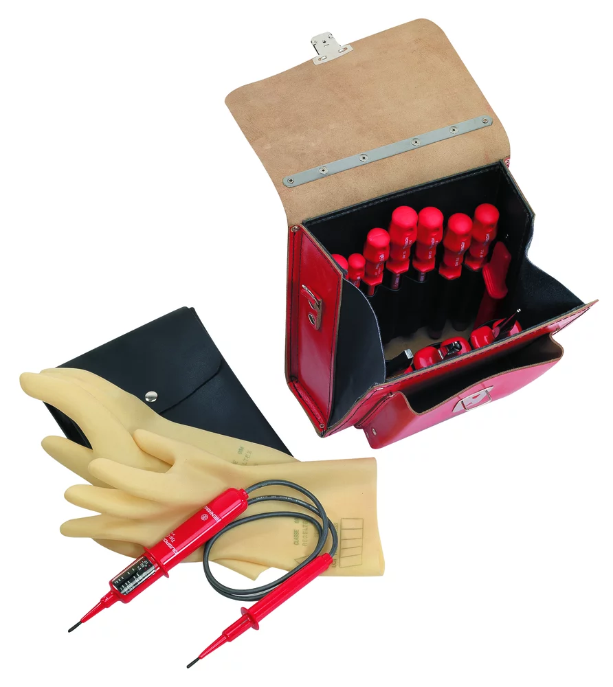 • Todas las herramientas según última norma <b>VDE 0680/2</b>.<br>
• Maletín de cuero. <br>
• Contiene:<br>
- Alicate Universal aislado <b>1000V </b>14.25.19<br>
- Alicate telefonía recto aislado <b>1000V </b>14.40.20 <br>
- Alicate cortalambre aislado <b>1000V </b>	14.30.16 <br>
- Cuchillo hoja recta aislado <b>1000V </b>40.80.00 <br>
- Destornilladores planos aislados <b>1000V </b>	947/2,5 - 4 - 5,5 <br>
- Destornilladores hexagonales hembra	aislados <b>1000V </b>1900/7/8/9/10<br>
