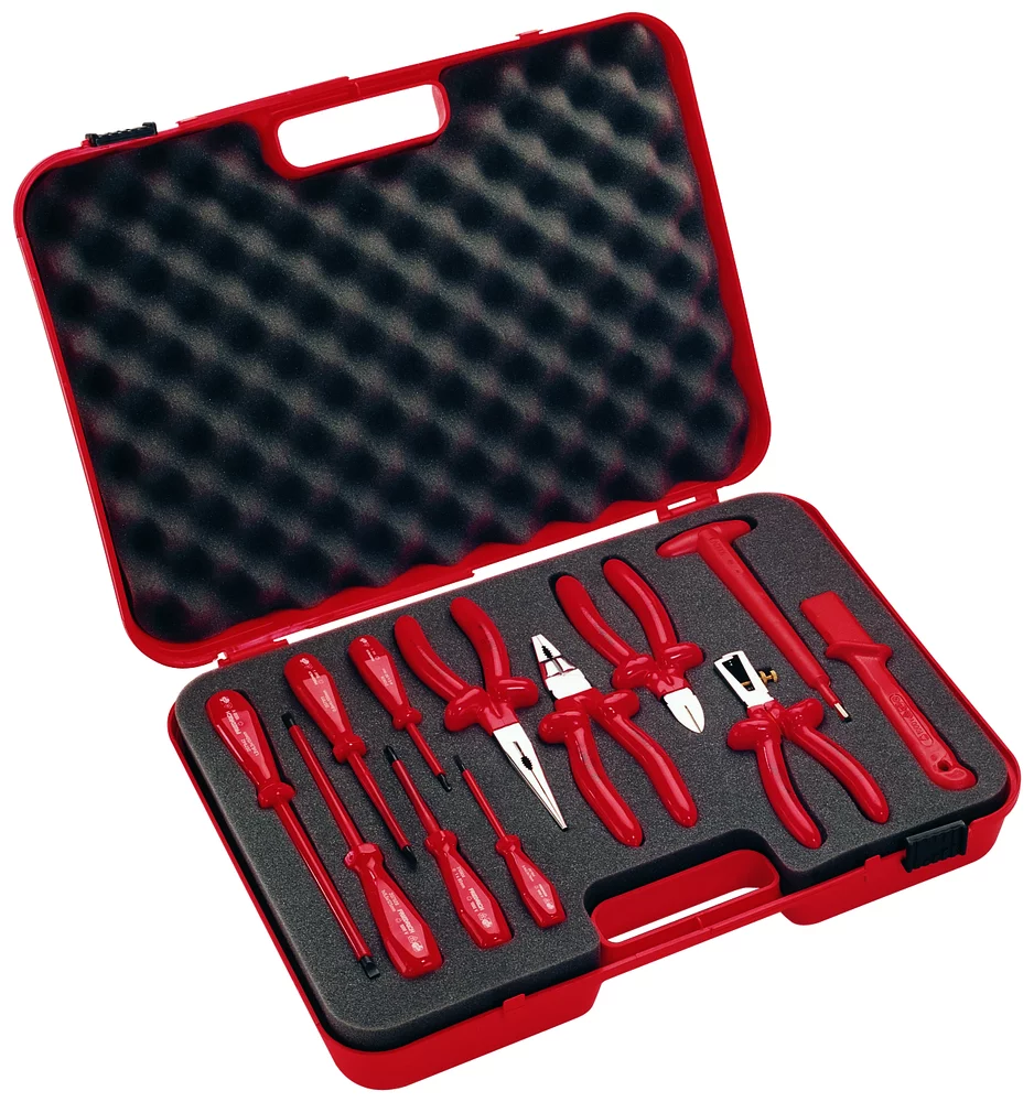 • Todas las herramientas según última norma <b>VDE 0680/2.</b> <br>
• Maletín de plástico resistente PVC.<br>
• Contiene:<br>
- Alicate Universal <b>doble aislamiento 1000V </b>14.25.19<br>
- Alicate telefonía recto <b>doble aislamiento 1000V </b>14.40.20 <br>
- Alicate cortalambre <b>doble aislamiento 1000V </b>14.30.16 <br>
- Alicate pelacables <b>doble aislamiento 1000V </b>14.75.16 <br>
- Llave “T” hexagonal macho	<b>doble aislamiento 1000V </b>40.50.05<br> 
- Cuchillo hoja recta aislado <b> 1000V</b> 40.80.00 <br>
- Destornilladores planos aislados <b> 1000V</b> 947/2,5-4-5,5-6,5<br>
- Destornillador estrella aislados <b> 1000V</b> 936/0 - 1<br>