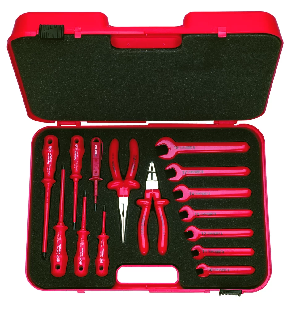 • Todas las herramientas según última norma <b>VDE 0680/2.</b><br>
• Maletín de plástico resistente PVC. <br>
• Contiene:<br>
- Alicate Universal <b>doble aislamiento 1000V</b> 14.25.19<br>
- Alicate telefonía recto <b>doble aislamiento 1000V</b> 14.40.20 <br>
- Llave fija una boca <b>doble aislamiento 1000V</b> 40.55.10/11/12/13/14/17/19<br>
- Buscapolos	401<br>
- Destornilladores  planos aislados <b>1000V</b> 947/4 - 5,5 - 6,5<br>
- Destornillador  estrella aislado <b>1000V</b> 936/0 - 1<br>