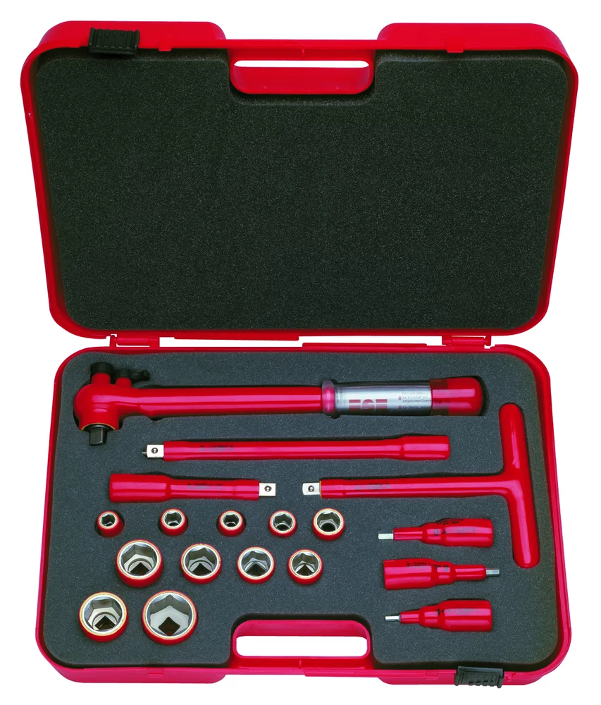 • Todas las herramientas según última norma <b>VDE 0680/2.</b><br>
• Maletín de plástico resistente PVC. <br>
• Contiene:<br>
- Carraca reversible 40.41.00<b>*</b><br>
- Prolongador para carraca <b>doble aislamiento 1000V</b> 250mm	40.42.25 <br>
- Prolongador para carraca <b>doble aislamiento 1000V</b> 125mm 40.42.12 <br>
-Llave “T” macho <b>doble aislamiento 1000V</b> para acoplar vasos 40.70.20<br>
- Vasos hexagonales hembra <b>doble aislamiento 1000V</b> 40.45.10/11/12/13/14/17/19/22/24/27/32<br>
- Vasos hexagonales macho <b>doble aislamiento 1000V</b> 40.47.05/06/08<br>
<b>* Bajo demanda se puede sustiuir por carraca dinanométrica reversible 40.53.00</b>