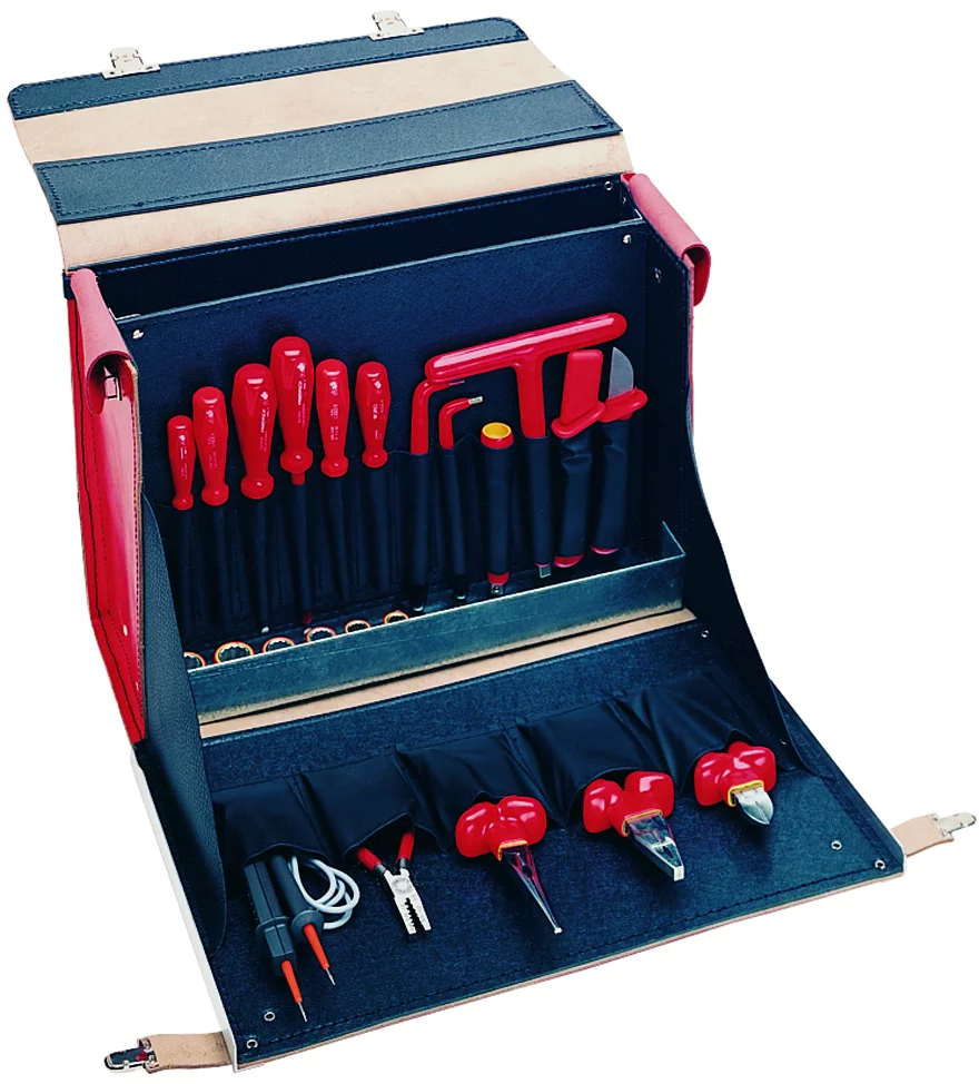 • Todas las herramientas según última norma <b>VDE 0680/2.</b><br>
• Maletín de cuero <br>
• Contiene:<br>
- Alicate Universal <b>doble aislamiento 1000V</b> 14.25.19<br>
- Alicate telefonía recto <b>doble aislamiento 1000V</b> 14.40.20 <br>
- Alicate cortalambre <b>doble aislamiento 1000V</b> 14.30.16 <br>
- Cuchillo  hoja recta <b>aislado 1000V</b> 	40.80.00 <br>
- Cuchillo hoja curva <b>aislado 1000V</b> 	40.81.00 <br>
- Vasos hexagonales hembra <b>doble aislamiento 1000V</b> 40.45.10/11/12/13/14/17/19<br>
- Llave acodada hexagonal macho	40.52.04/05 <br>
- Llave “T” macho <b>doble aislamiento 1000V</b> para acoplar vaso 40.70.20 <br>
- Prolongador carraca <b>doble aislamiento 1000V</b>   125 mm	40.42.12 para 40.70.20<br>
- Prensamanguitos 0,5-2,5 mm	29.03.05 - (No VDE) <br>
- Destornilladores planos <b> aislados 1000V</b> 947/2,5 - 4 - 5,5 - 6,5 <br>
- Destornilladores estrella<b> aislados 1000V</b> 936/1 - 2<br><br>