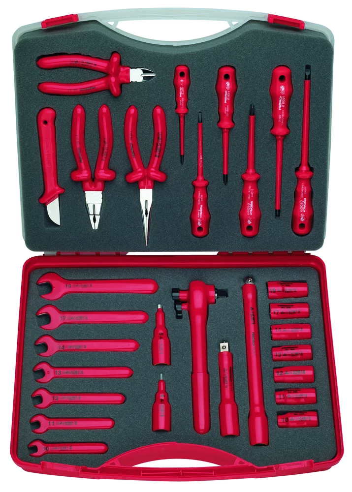 • Todas las herramientas según última norma <b>VDE 0680/2.</b><br>
• Maletín de plástico resistente <br>
• Contiene:<br>
- Alicate Universal <b>doble aislamiento 1000V</b> 14.25.19<br>
- Alicate telefonía recto <b>doble aislamiento 1000V</b> 14.40.20 <br>
- Alicate cortalambre <b>doble aislamiento 1000V</b> 14.30.16 <br>
- Cuchillo  hoja recta <b>aislado 1000V</b> 	40.80.00 <br>
- Llaves fijas una boca <b>doble aislamiento 1000V</b> 40.55.10/11/12/13/14/17/19<br>                                                                                                                                                
- Vasos hexagonales hembra <b>doble aislamiento 1000V</b> 40.45.10/11/12/13/14/17/19<br>
- Carraca reversible 40.41.00 <br>
- Prolongador carraca <b>doble aislamiento 1000V</b>   125 mm	40.42.12 <br>
- Prolongador carraca <b>doble aislamiento 1000V</b>   250 mm	40.42.25 <br>
- Vasos hexagonales macho <b>doble aislamiento 1000V</b> 40.47.05/06<br>
- Destornilladores planos <b> aislados 1000V</b> 947/2,5 - 4 - 5,5 - 6,5 <br>
- Destornilladores estrella<b> aislados 1000V</b> 936/1 - 2<br><br>