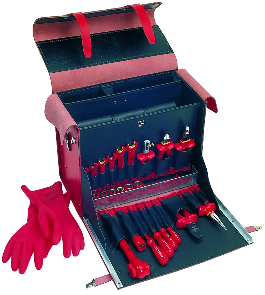 • Todas las herramientas según última norma <b>VDE 0680/2.</b><br>
• Maletín de cuero <br>
• Contiene:<br>
- Alicate Universal <b>doble aislamiento 1000V</b> 14.25.19<br>
- Alicate pelacables <b>doble aislamiento 1000V</b> 14.75.16 <br>
- Alicate cortalambre <b>doble aislamiento 1000V</b> 14.30.16 <br>
- Cuchillo  hoja recta <b>aislado 1000V</b> 	40.80.00 <br>
- Cortadora hasta 18 mm Ø  <b>aislada 1000V</b> 	40.83.20 <br>
- Vasos hexagonales hembra <b>doble aislamiento 1000V</b> 40.45.10/11/12/13/14/17<br>
- Laves fijas una boca <b>doble aislamiento 1000V</b> 40.55.10/11/12/13/14/17<br>
- Llave de carraca reversible 40.41.00<br>
- Prolongador carraca <b>doble aislamiento 1000V</b>   125 mm	40.42.12<br> 
- Destornilladores planos <b> aislados 1000V</b> 947/2,5 - 4 - 5,5 <br>
- Destornilladores estrella<b> aislados 1000V</b> 936/1 - 2<br>