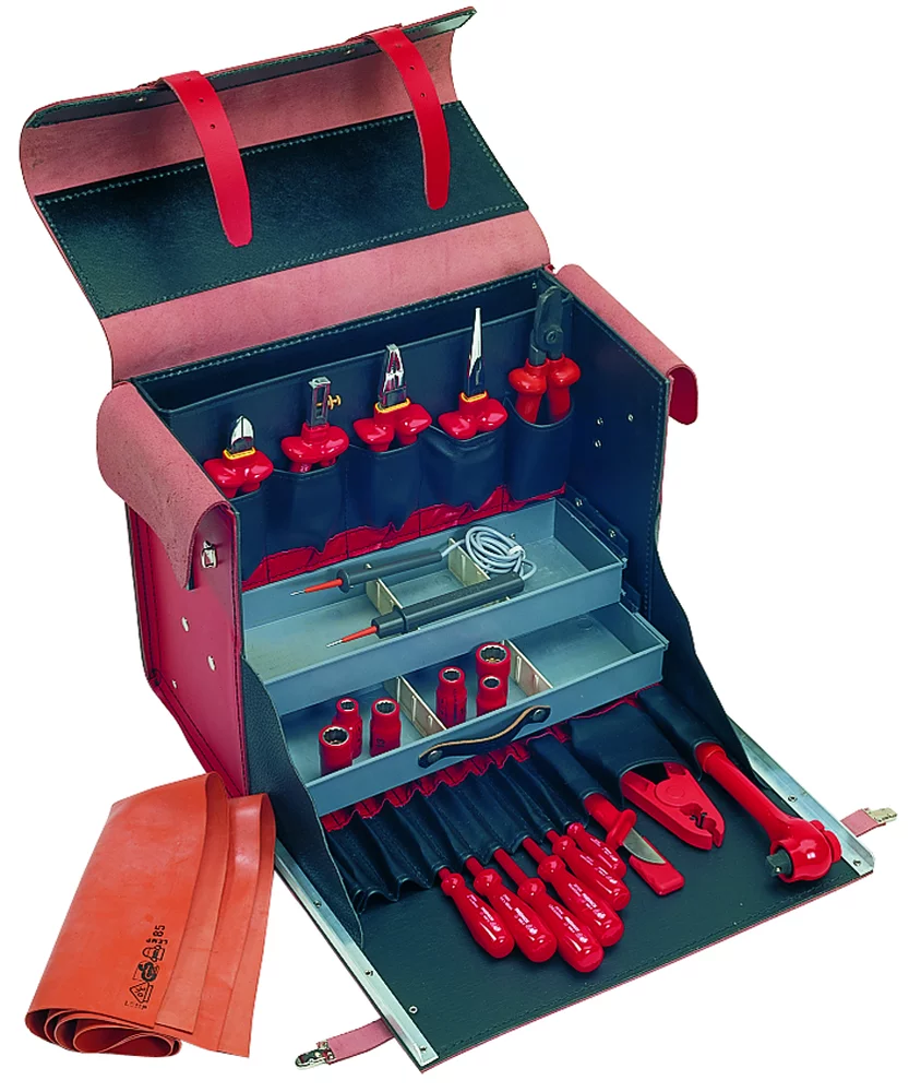 • Todas las herramientas según última norma <b>VDE 0680/2.</b><br>
• Maletín de cuero <br>
• Contiene:<br>
- Alicate Universal <b>doble aislamiento 1000V</b> 14.25.19<br>
- Alicate telefonía recto <b>doble aislamiento 1000V</b> 14.40.20 <br>
- Alicate cortalambre <b>doble aislamiento 1000V</b> 14.30.16 <br>
- Alicate pelacables <b>doble aislamiento 1000V</b> 14.75.16 <br>
- Cuchillo  hoja recta <b>aislado 1000V</b> 	40.80.00 <br>
- Cortadora hasta 18 mm Ø  <b>aislada 1000V</b> 	40.83.20 <br>
- Vasos hexagonales hembra <b>doble aislamiento 1000V</b> 40.45.10/11/12/13/14/17/19<br>
- Laves fijas una boca <b>doble aislamiento 1000V</b> 40.55.12/14/17/19<br>
- Llave de carraca reversible 40.41.00<br>
- Prolongador carraca <b>doble aislamiento 1000V</b>   125 mm	40.42.12<br> 
- Tenaza aislada <b>1000V</b> 40.76.00<br>
- Pinzas de fijación aislada <b>1000V</b> 40.93.14<br>
- Paño de protección 500x500 <b>1000V</b> 40.94.50<br>
- Comprobador de tensión 47.27.00 <br>
- Destornilladores planos <b> aislados 1000V</b> 947/2,5 - 4 - 5,5 - 6,5<br>
- Destornilladores estrella<b> aislados 1000V</b> 936/1 - 2<br>
- Buscapolos 411.
