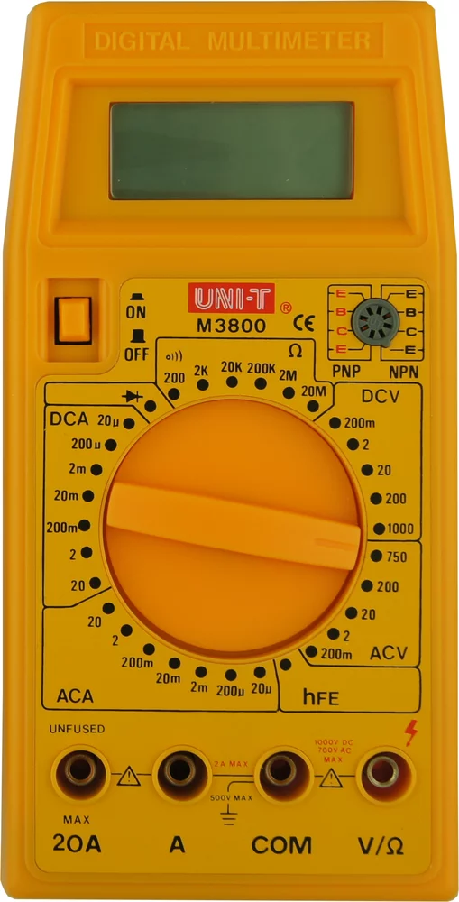 • Multímetro de 3½ cifras. con selector manual para diferentes mediciones.<br>
• Con protección de sobrecarga.<br>
• Tensión continua hasta 1000V.<br>
• Tensión alterna hasta 750V.<br>
• Precisión ±0,5%.<br>
• Pila 9V.
