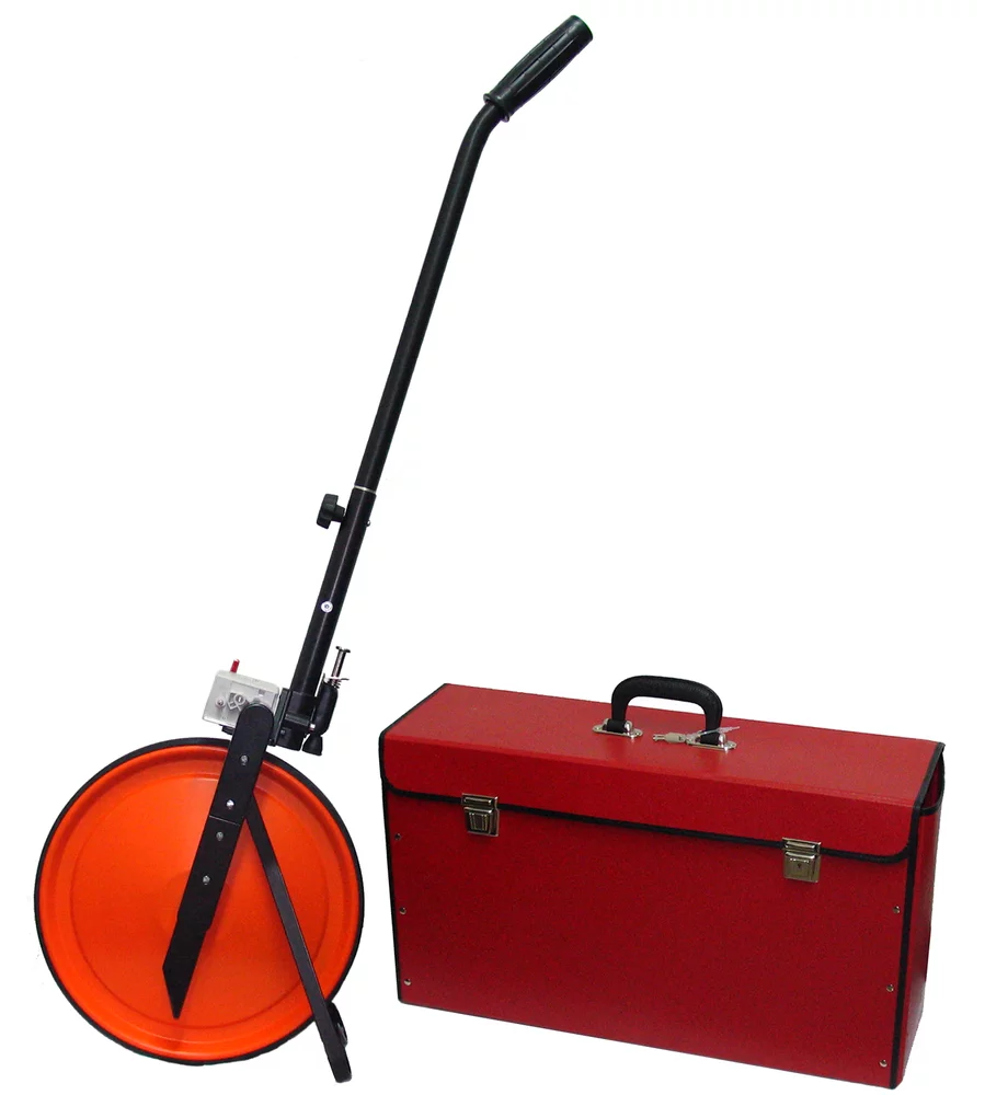 • Completo con maleta.<br>
• Rueda medidora de 1.000 mm de perímetro.<bR>
• Medidor hasta 9.999,99 m de capacidad.