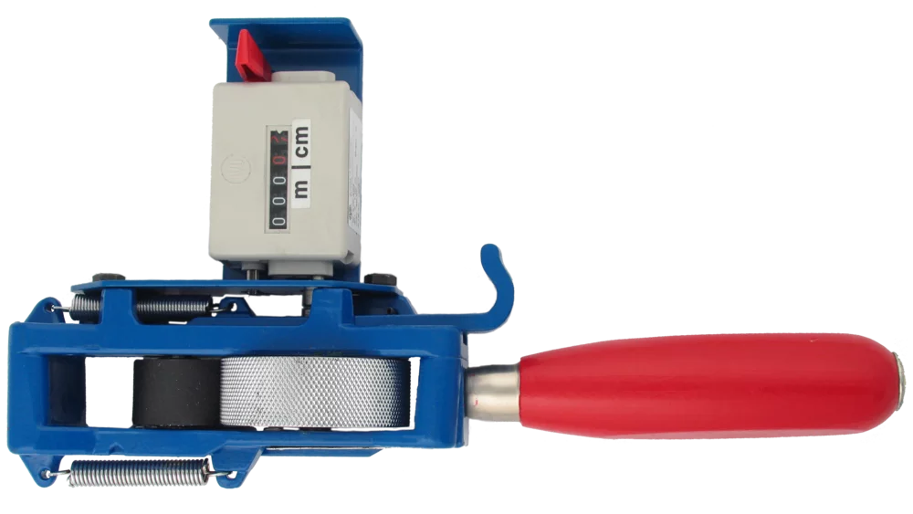 • Contador con indicación continua de metros y decímetros. <br />• Capacidad de medida 999,99 metros.<br>• Puesta a cero por palanca lateral.<br />• Rueda de medir antideslizante de 20 cm de desarrollo<br />• Precisión +- 1%.<br />• No homologable