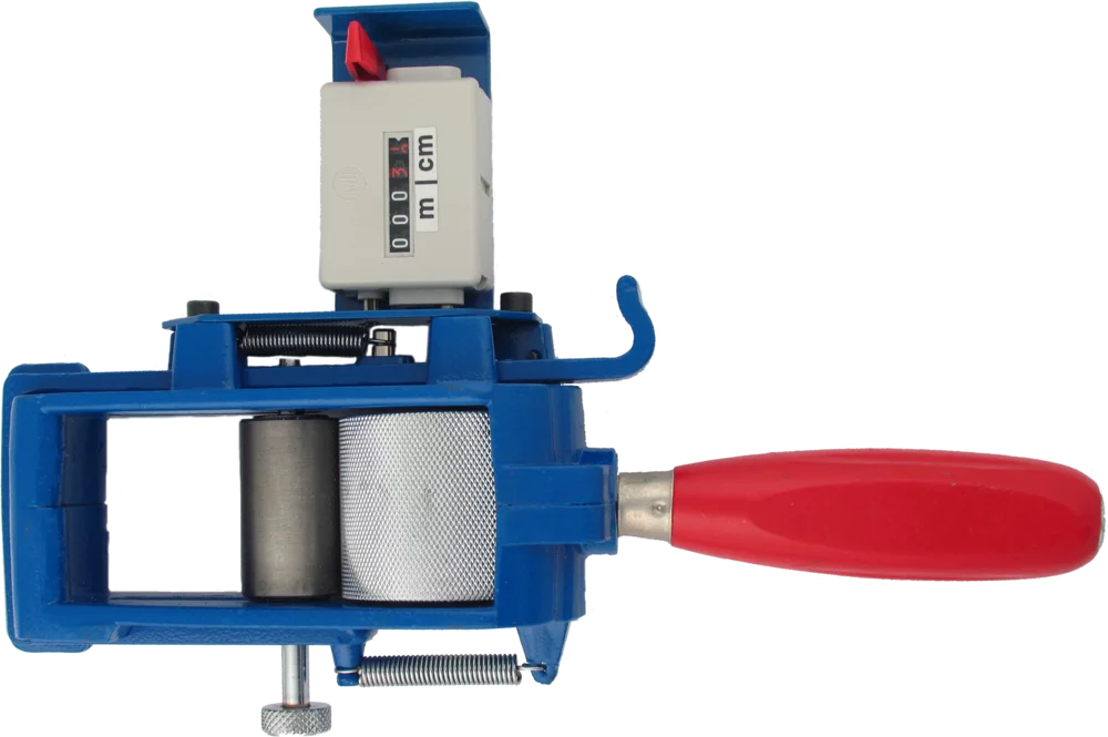 • Contador con indicación continua de metros y decímetros.<br>• Capacidad de medida 999,99 metros.<br>• Puesta a cero por palanca lateral.<br />• Rueda de medir antideslizante de 20 cm de desarrollo<br />• Precisión +- 1%.<br />• No homologable