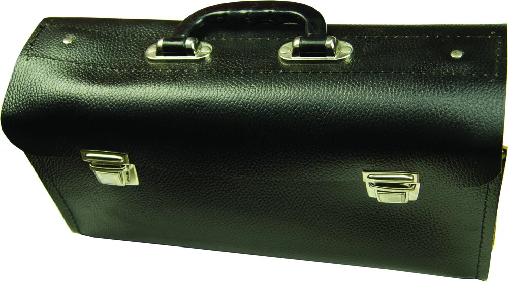 • Sin compartimentos interiores .<br>
• Dos hebillas.<br>
• Con bandelora de cuero.