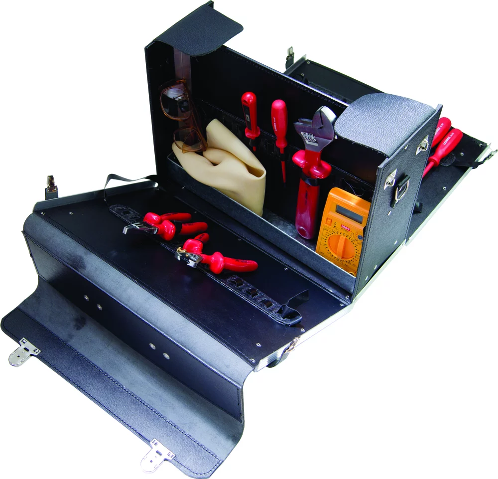 • Compartimentos interiores y frontales. <br>
• Parte trasera abatible. <br>
• <b>Cantos reforzados con ángulos de aluminio.</b> <br>
• Cerradura de llave.<br>
• <b>No incluye herramientas.</b>