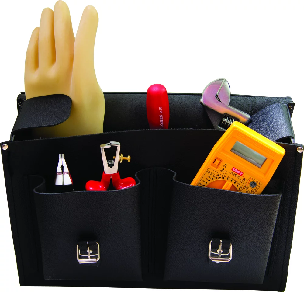 • Compartimentos interiores. <br>
• Cantos reforzados.<br>
• Banderola de cuero. <br>
• Dos cerraduras a llave. <br>
• Fabricación especialmente fuerte y resistente.<br>
• <b>No incluye herramientas.</b>