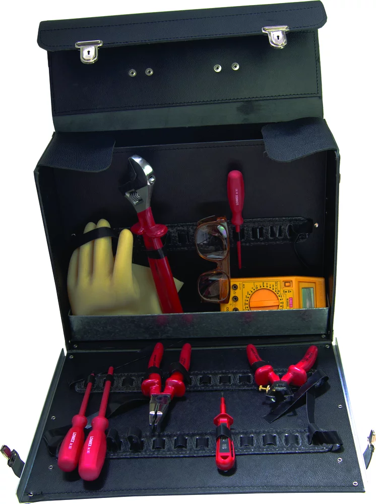 • Con compartimentos interiores.<br>
• Dos cerraduras.<br>
• Parte frontal desmontable por cremallera con compartimentos para pequeñas herramientas.<br>
• Compartimento parte trasera para planos y documentos. <br>
• <b>No incluye herramientas.</b><br>